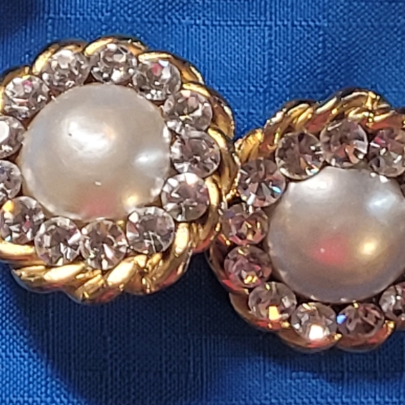 Katrina Round Pearl Surrounded by Rhinestones. - Picture 1 of 4